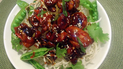 Kuřecí teriyaki v hnízdě smažených nudlí