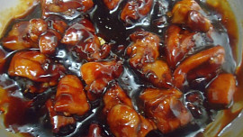 Kuřecí teriyaki v hnízdě smažených nudlí