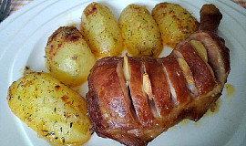Uzené stehno pečené s bylinkovými bramborami