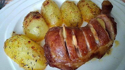Uzené stehno pečené s bylinkovými bramborami, Uzené stehno pečené s bylinkovými bramborami