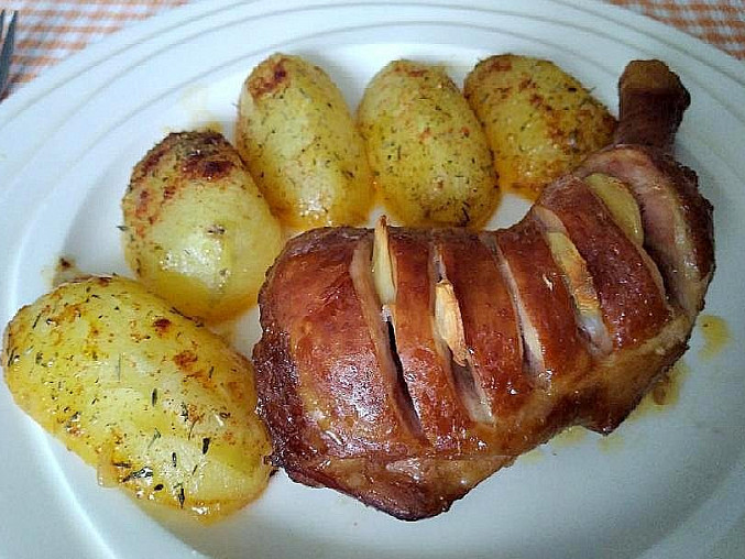 Uzené stehno pečené s bylinkovými bramborami, Uzené stehno pečené s bylinkovými bramborami