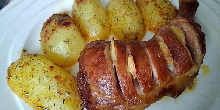 Uzené stehno pečené s bylinkovými bramborami