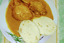 Spodní stehno (vpravo) a falešné stehno z tzv. "těžké slepice". Půlka slepice v balení vážila 1,8 kg.