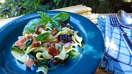 Tagliatelle s baby špenátem, šunkou a houbami