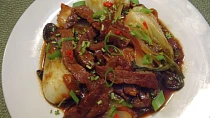 Hovězí steakové proužky s pak choi