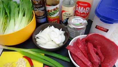Hovězí steakové proužky s pak choi