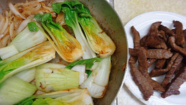 Hovězí steakové proužky s pak choi