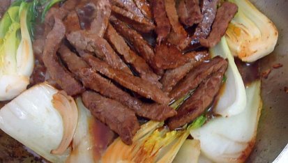 Hovězí steakové proužky s pak choi