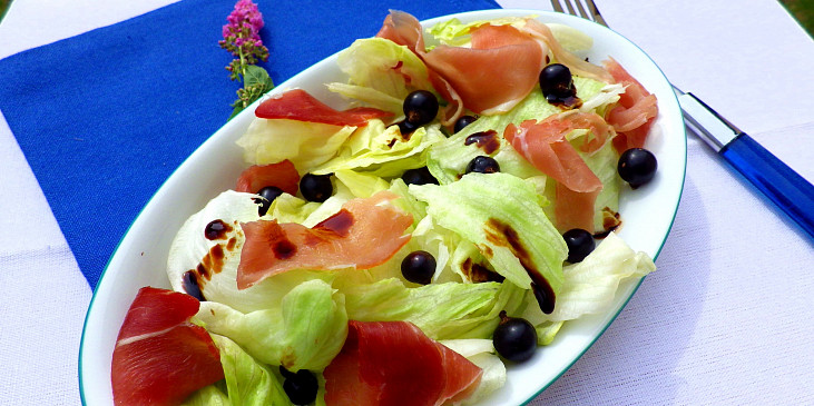 Ledový salát se sušenou šunkou, černým rybízem a balsamicem
