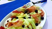 Ledový salát se sušenou šunkou, černým rybízem a balsamicem