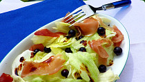 Ledový salát se sušenou šunkou, černým rybízem a balsamicem