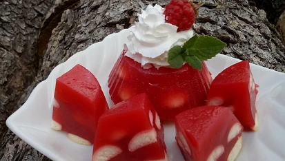 Malinový / ostružinový dort, řez, pohár - nepečený