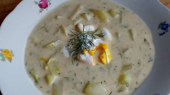 Patizonová polévka s koprem a zakysankou