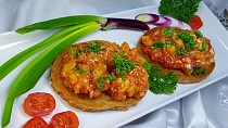 Rajčatové topinky s cuketou a vejci