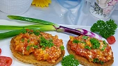 Rajčatové topinky s cuketou a vejci
