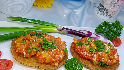 Rajčatové topinky s cuketou a vejci