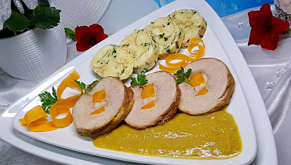 Vepřová kýta špikovaná domácí slaninou, mrkví, se zeleninovou omáčkou (PH)