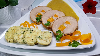 Vepřová kýta špikovaná domácí slaninou, mrkví, se zeleninovou omáčkou (PH)