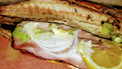 Pečená uzená ryba v papilotě, Na pečicím papíře před pečením. Pak už jen pečlivě zabalit.