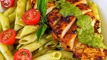 Penne s bazalkovým pestem a kuřecím prsem