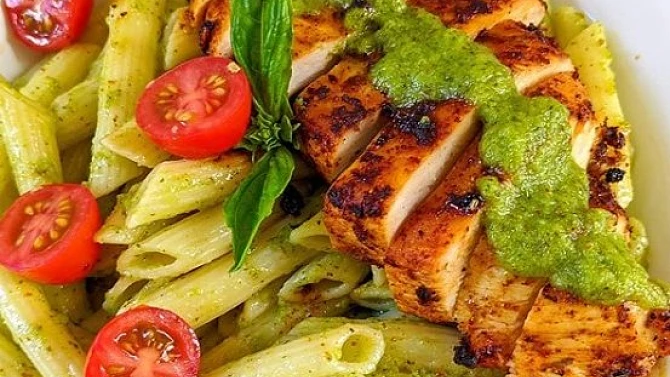 Penne s bazalkovým pestem a kuřecím prsem