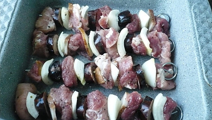 Ražniči z vepřového masa, Nachystáno na pečení.