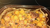 Bylinkové brambory s krkovičkou z jednoho pekáčku
