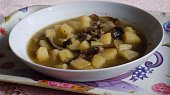 Cuketová bramboračka s houbami