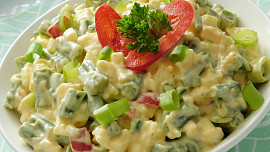 Fazolkový salát se sýrem a vejci