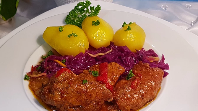 Pečené vepřové na rozmarýnu a slanině, s červeným zelím s cuketou