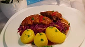Pečené vepřové na rozmarýnu a slanině, s červeným zelím s cuketou