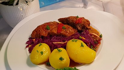 Pečené vepřové na rozmarýnu a slanině, s červeným zelím s cuketou