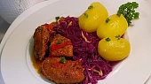 Pečené vepřové na rozmarýnu a slanině, s červeným zelím s cuketou
