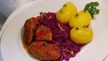 Pečené vepřové na rozmarýnu a slanině, s červeným zelím s cuketou