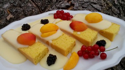 Piškot politý pudinkem a zdobený ovocem – recept na oběd nebo večeři pro děti, letní rychlovka nejen pro děti :-)