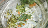 Rychlokvašky pro dědu, Na dno sklenice dávám místo višňového listu list z bulvy celeru, třeba i sušený, funguje to výborně.