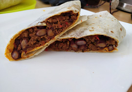 Burrito s mletým masem a červenými fazolemi