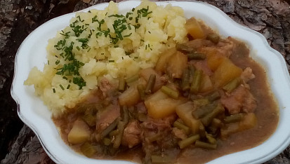 Krkovička s česnekovými výhonky a kedlubnou