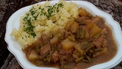 Krkovička s česnekovými výhonky a kedlubnou