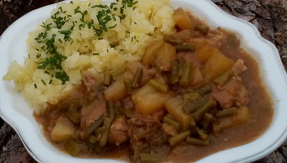 Krkovička s česnekovými výhonky a kedlubnou