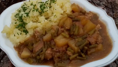 Krkovička s česnekovými výhonky a kedlubnou