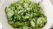 Salát ze salátových okurek