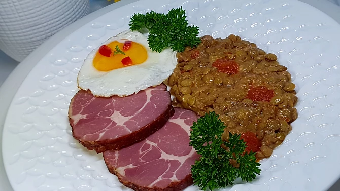 Sladkokyselá čočka s rajčaty, domácí uzená krkovice a vejce