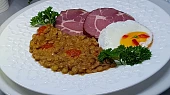 Sladkokyselá čočka s rajčaty, domácí uzená krkovice a vejce