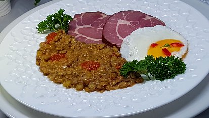 Sladkokyselá čočka s rajčaty, domácí uzená krkovice a vejce