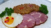 Sladkokyselá čočka s rajčaty, domácí uzená krkovice a vejce