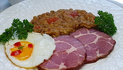 Sladkokyselá čočka s rajčaty, domácí uzená krkovice a vejce
