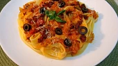 Tagliatelle s cuketovou směsí, sušenými rajčátky a olivami