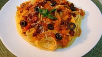 Tagliatelle s cuketovou směsí, sušenými rajčátky a olivami