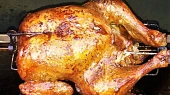 Grilované kuře plněné chlebovo-sýrovou nádivkou